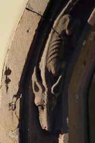 France, Bas-Rhin (67), Strasbourg, vieille ville classée au Patrimoine Mondial de l'UNESCO, ancienne pharmacie Au Cerf (XVème siècle) située à l’angle de la rue Mercière et de la place de la cathédrale, rez-de-chaussée vouté présentant des animaux réels ou fantastiques (ici un dragon)