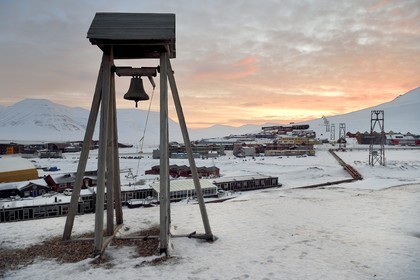 Norvège, Svalbard, Spitzberg, la tour de l'horloge surplombant Longyearbyen