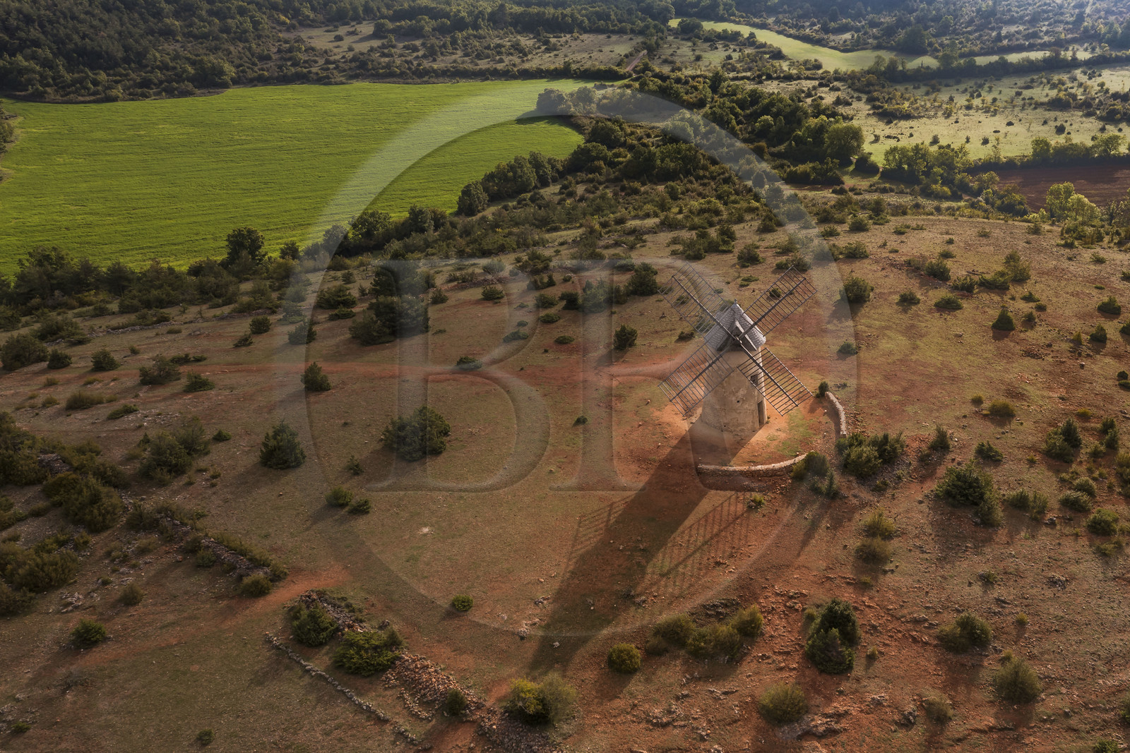 France, Aveyron (12), Causses et les Cévennes, paysage culturel de l'agro-pastoralisme méditerranéen, classés Patrimoine Mondial de l'UNESCO, La Couvertoirade, labellisé Les Plus Beaux Villages de France, village fortifié sur le plateau du Larzac, le moulin de Redounel (vue aérienne)