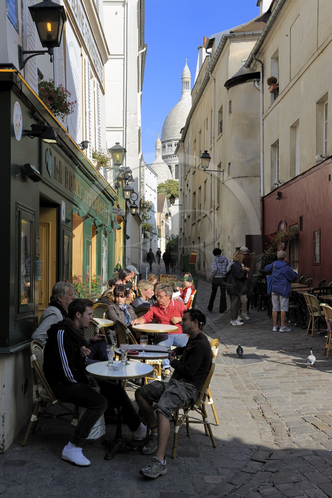 France, Paris (75), la Butte Montmartre, terrasses de café rue Saint-Rustique et la basilique du Sacré-Coeur