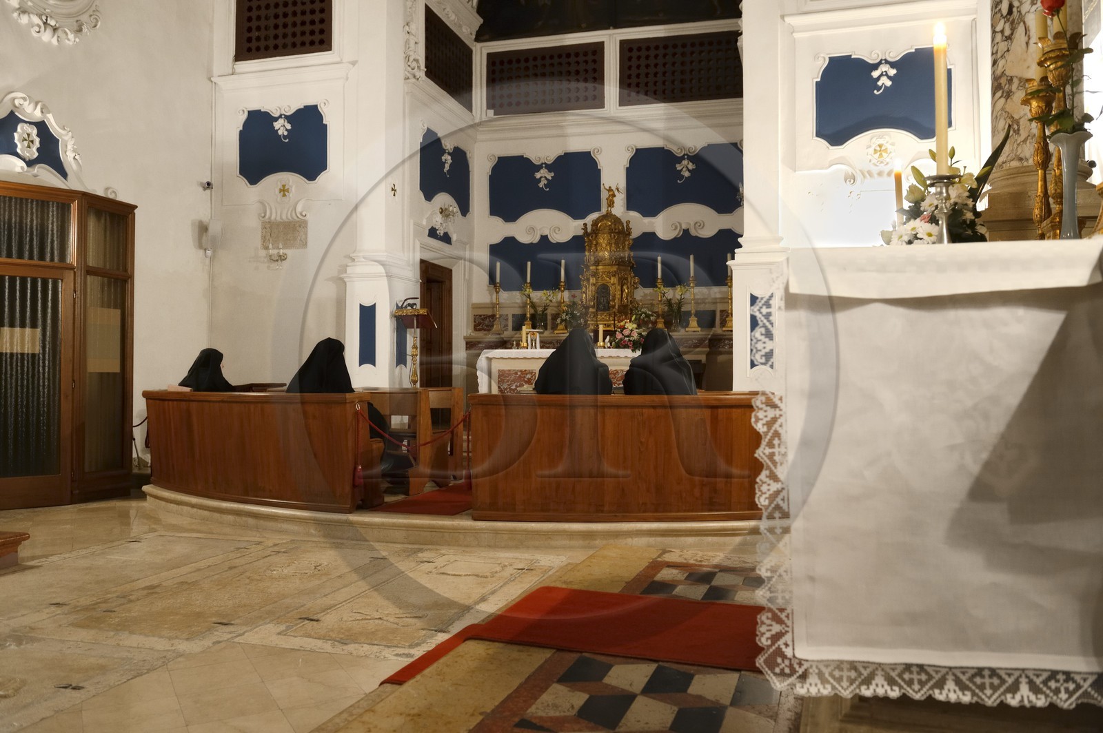 Croatie, Dalmatie, côte dalmate, Trogir, centre historique classé Patrimoine Mondial de l'UNESCO, messe dans l'église du Couvent bénédictin St Nicolas