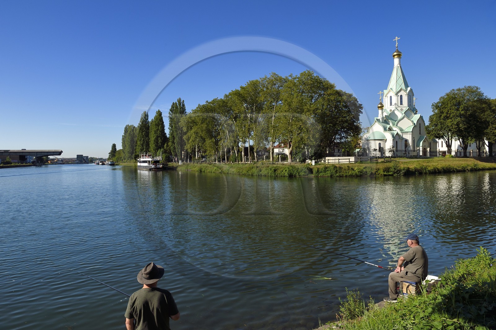 France, Bas-Rhin (67), Strasbourg, Quartier des Quinze, l’église orthodoxe de Tous-les-Saints au bord du canal de la Marne au Rhin