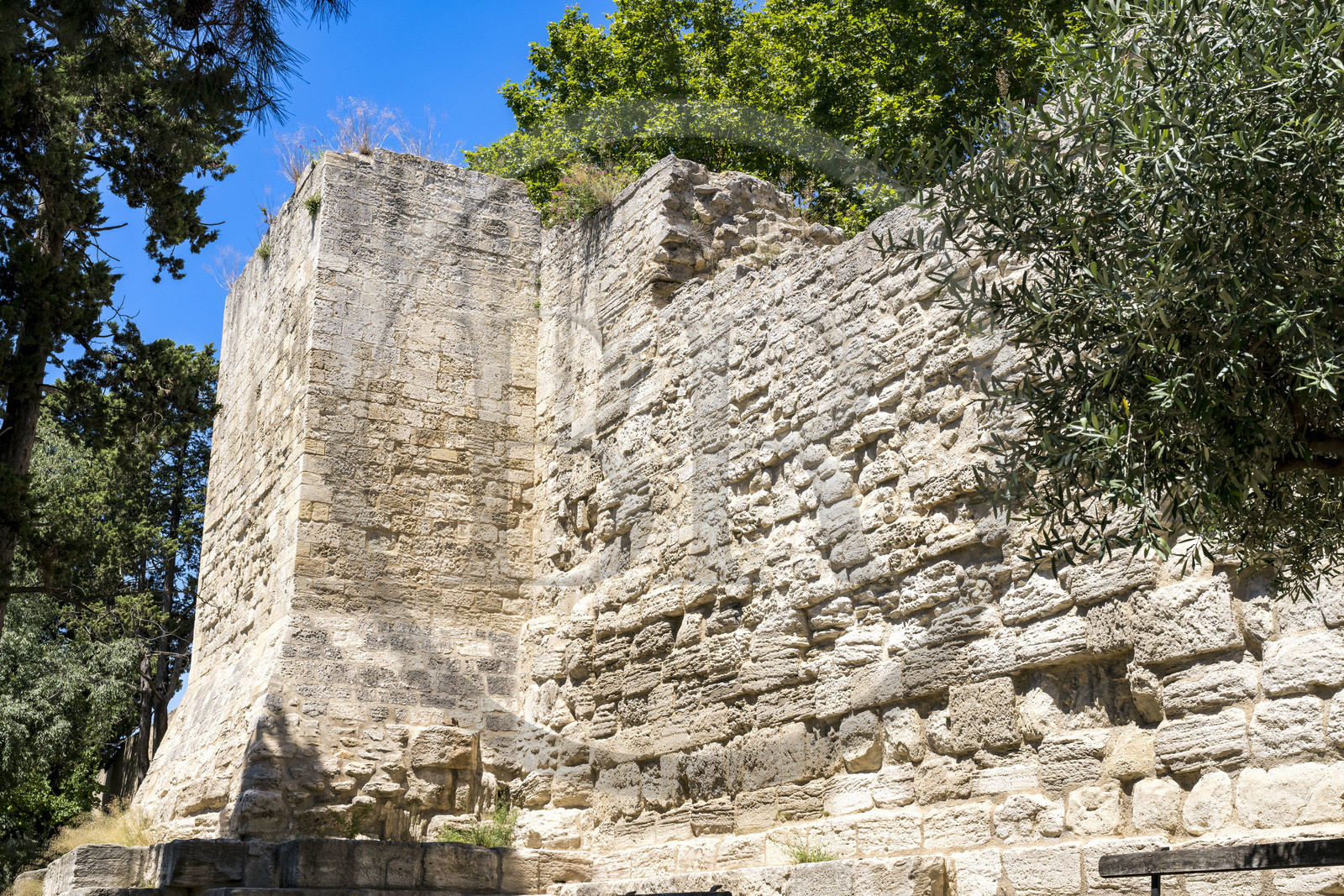 France, Bouches-du-Rhône (13), Arles, les remparts classés Patrimoine Mondial de l'UNESCO, vestiges des murs d'enceinte de l'ancien castrum de la colonie romaine d'Arelate datant du Ier siècle, à côté de la Tour des Mourgues