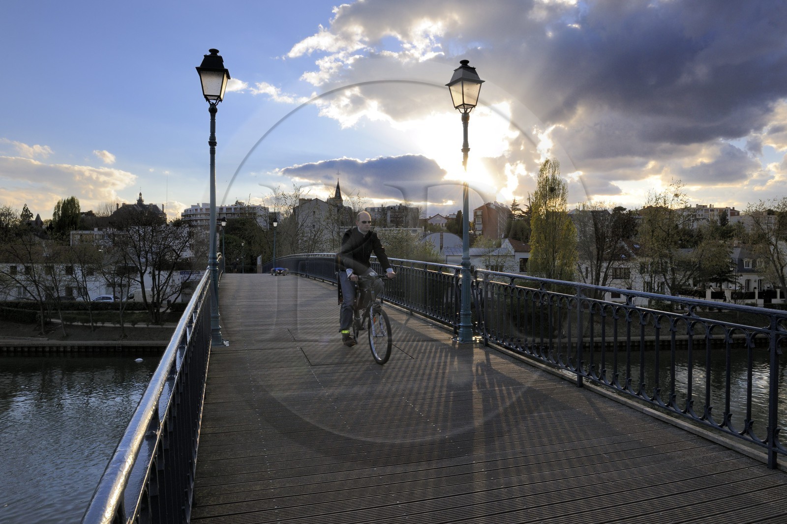 France, Val-de-Marne (94), les bords de Marne, cycliste sur la passerelle entre Le Perreux-sur-Marne en arrière plan et Bry-sur-Marne