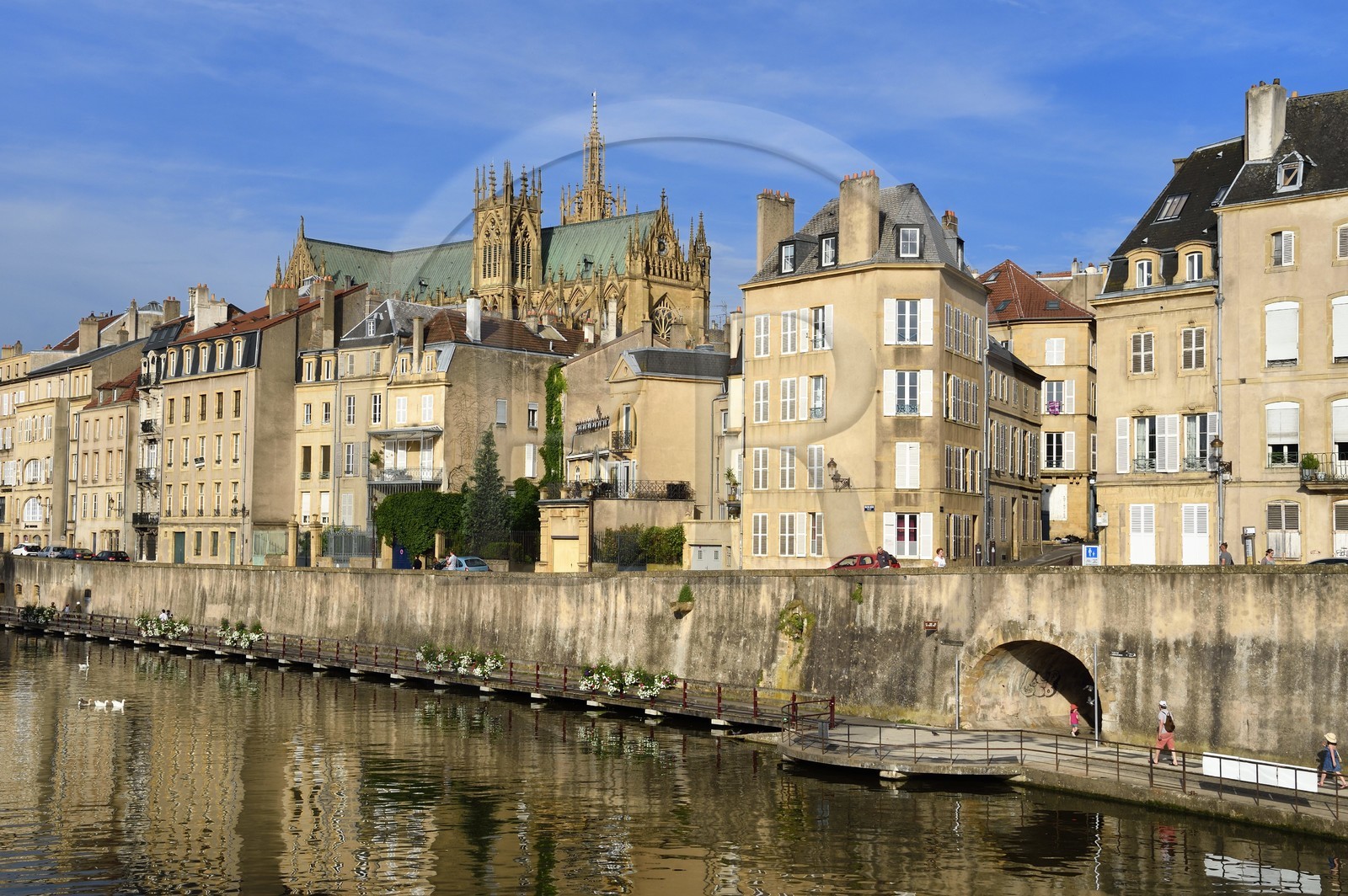 France, Moselle (57), Metz, les berges de la Moselle canalisée avec la cathédrale Saint-Etienne en arrière plan