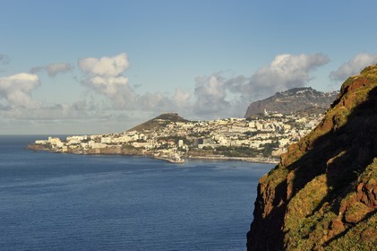 Portugal, Ile de Madère, la capitale Funchal vue depuis Ponta do Garajau