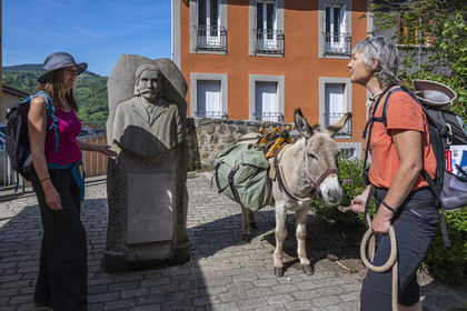 France, Haute-Loire (43), Le Monastier-sur-Gazeille, randonnée avec un âne sur le chemin de Stevenson (GR 70), le buste de Robert Louis Stevenson (1850-1894) par la sculptrice Lucie Delmas
