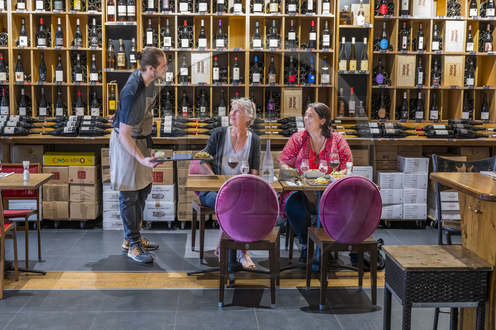 France, Hérault (34), Montpellier,  quartier de Port Marianne, autour du Bassin Jacques Coeur, bar de dégustation des vins et restaurant Le Trinque-Fougasse