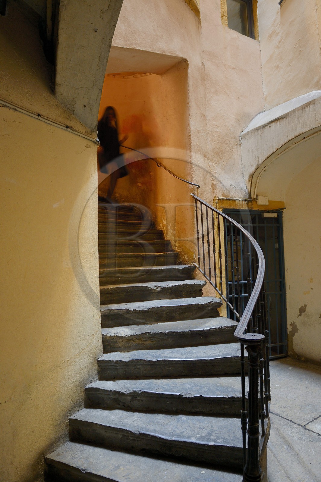 France, Rhône (69), Lyon, site historique classé Patrimoine Mondial de l'UNESCO, quartier de Saint-Paul dans le Vieux Lyon, traboule reliant le 2 place du Gouvernement au 10 quai Romain Rolland