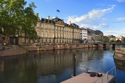 France, Bas-Rhin (67), Strasbourg, vieille ville classée Patrimoine Mondial de l'UNESCO, les bords de l'ill quai des Bateliers et le Palais Rohan, un ponton flottant est mise en place pour pouvoir se rapprocher de la rivière