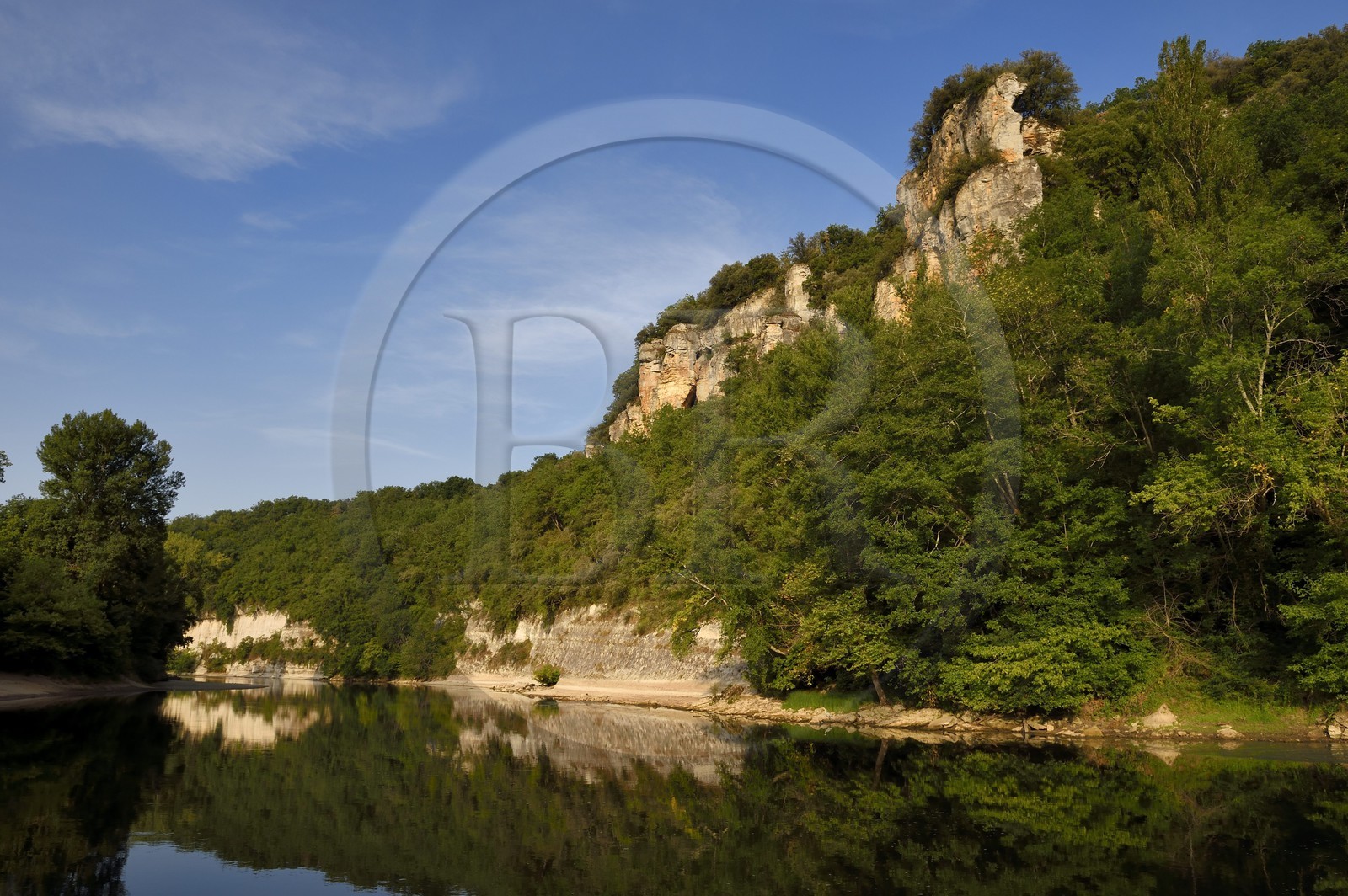 France, Dordogne (24), Périgord Noir, vallée de la Dordogne, la rivière Dordogne en amont de La Roque-Gageac, labellisé Les Plus Beaux Villages de France