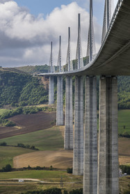 France, Aveyron (12), parc naturel régional des Grands Causses, Millau, le viaduc de Millau des architectes Michel Virlogeux et Norman Foster, entre le Causse du Larzac et le Causse de Sauveterre au dessus du Tarn
