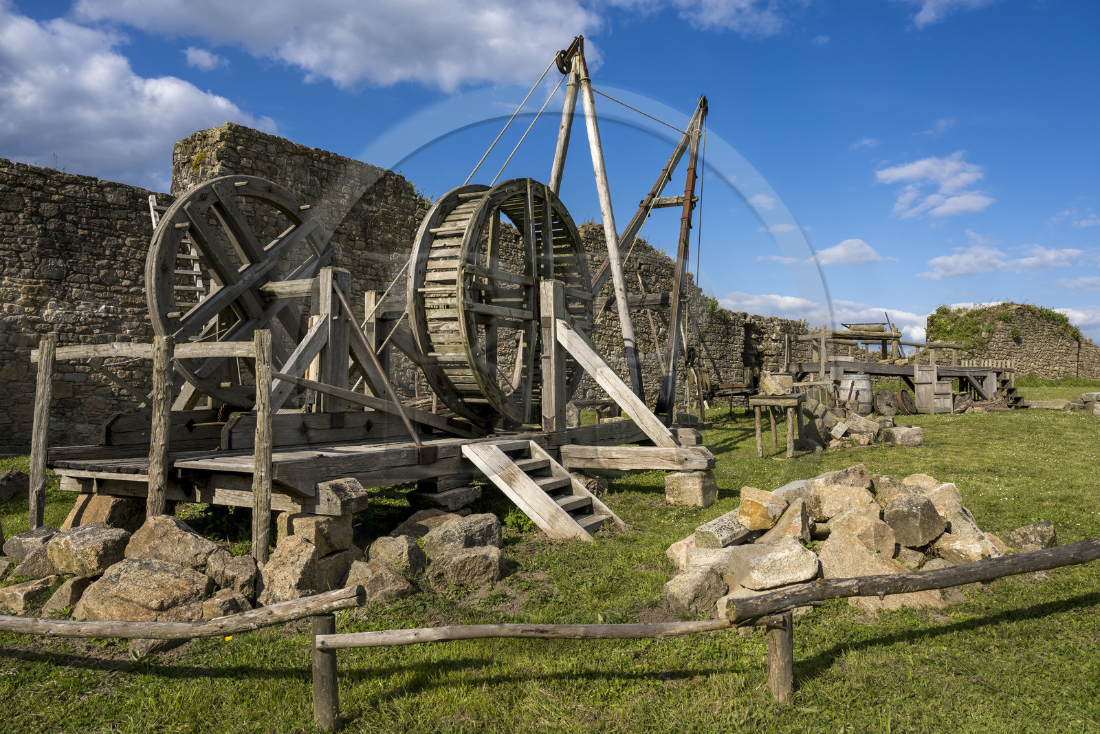 France, Vendée (85), Tiffauges, le chateau de Tiffauges,  ancien chateau fort en ruines où résida Gilles de Rais, grue et instruments de levage médiévales