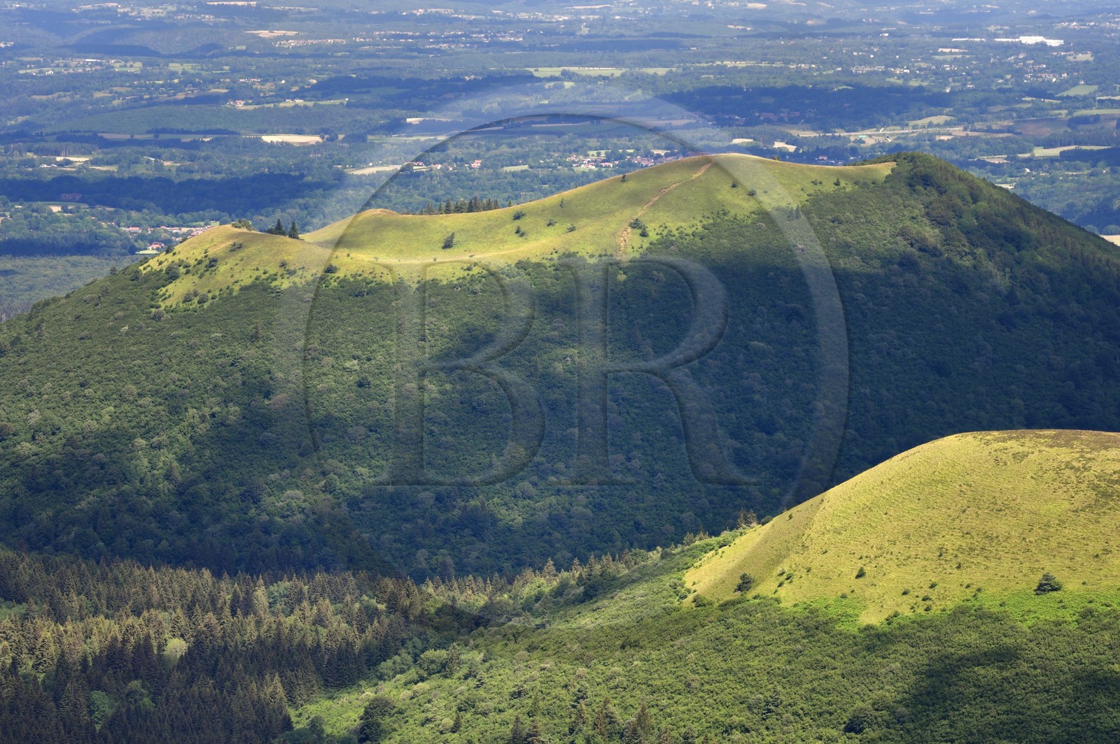 France, Puy-de-Dôme (63), Parc Naturel Régional des Volcans d'Auvergne, Chaine des Puys classée Patrimoine Mondial de l’UNESCO, le cratère du Puy de Côme