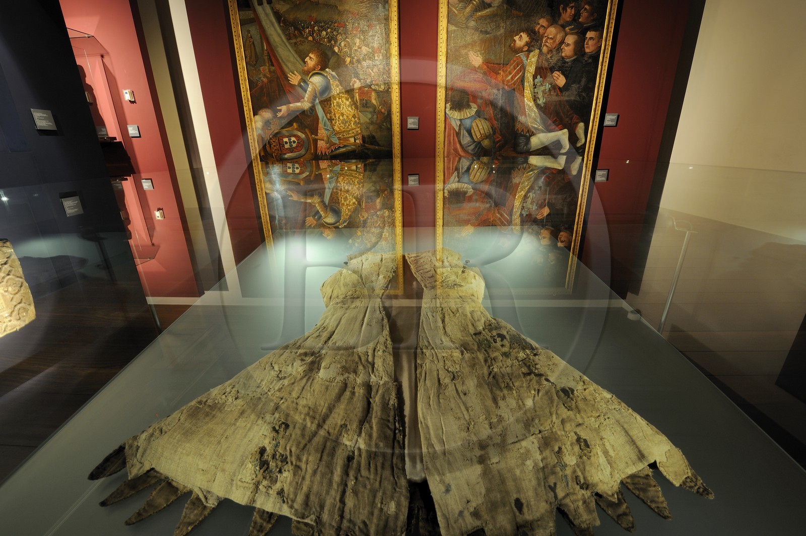 Portugal, région du Minho, Guimaraes, ville classée Patrimoine Mondial de l' UNESCO, musee Alberto Sampaio dans l'ancien couvent de Nossa Senhora Da Oliveira, cotte d'armes qu'aurait porté le Roi D. Joao (Jean 1er) à la bataille d'Aljubarrota (1385)