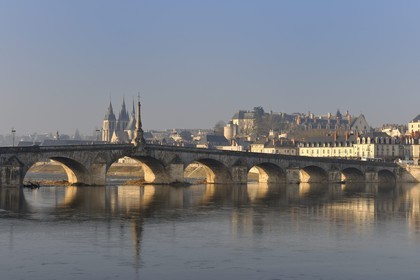 France, Loir et Cher (41), Vallée de la Loire classée au Patrimoine Mondial de l'UNESCO, Blois, les quais, le Pont Jacques Gabriel, l'église St Nicolas et le château