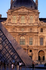 France, Paris (75), Musée du Louvre et pyramide par l'architecte Ieoh Ming Pei dans la Cour Carrée