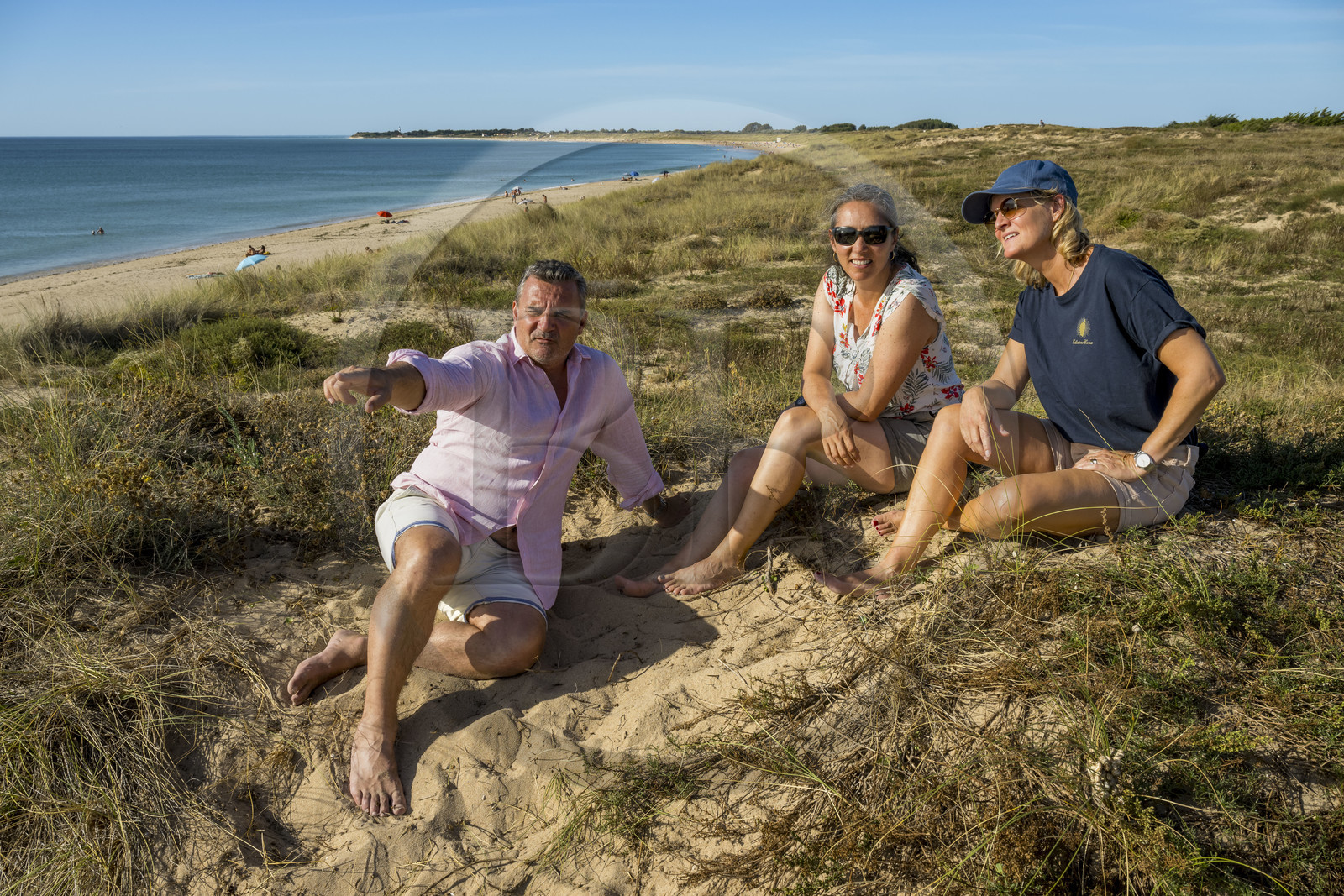 France, Charente-Maritime (17), Ile d'Oléron, Saint-Georges-d'Oléron, plage de Chaucre, l’ingénieur agronome Ethel Gauthier au centre avec Anne-Cécile et Christophe Amigorena les créateurs du Gin Melifera