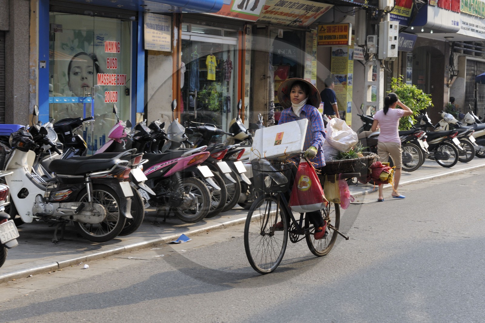 Vietnam, Hanoï, old city, fruit and vegetable seller on bicycle