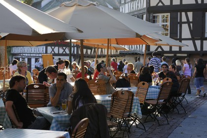 France, Bas-Rhin (67), Strasbourg, vieille ville classée au Patrimoine Mondial de l'UNESCO, quartier de la Petite France, terrasse de restaurant sur la place Benjamin Zix