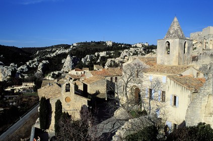 France, Bouches-du-Rhône (13), Les Baux-de-Provence, labellisé Les Plus Beaux Villages de France, place de l' église Saint-Vincent et la chapelle des pénitents blancs