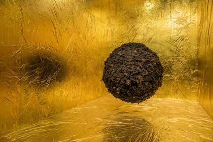 Portugal, Lisbonne, quartier de Belem, MAAT (Musée d'Art, Architecture et Technologie ou Museu de Arte, Arquitetura e Tecnologia) sur les bords du Tage, musée de l'électricité et expositions d'art moderne dans l'ancienne centrale thermique Central Tejo, We're Magic, We're Real (2021) de l'artiste Jeannette Ehlers