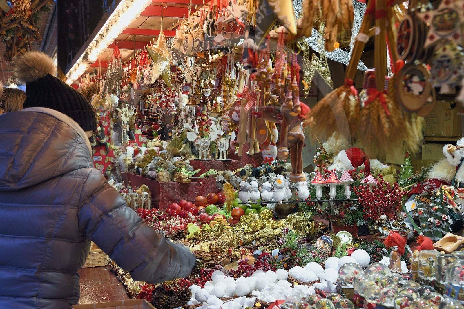 France, Bas-Rhin (67), Strasbourg, vieille ville classée au Patrimoine Mondial de l’UNESCO, vente de boules et autres décorations de Noël sur le stand de la famille Hoffmann au Marché de Noel (Christkindelsmarik) de la place Broglie