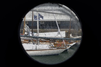 France, Charente-Maritime (17), La Rochelle, le bassin des grands yachts, Musée Maritime à travers un hublot de la frégate météorologique France I