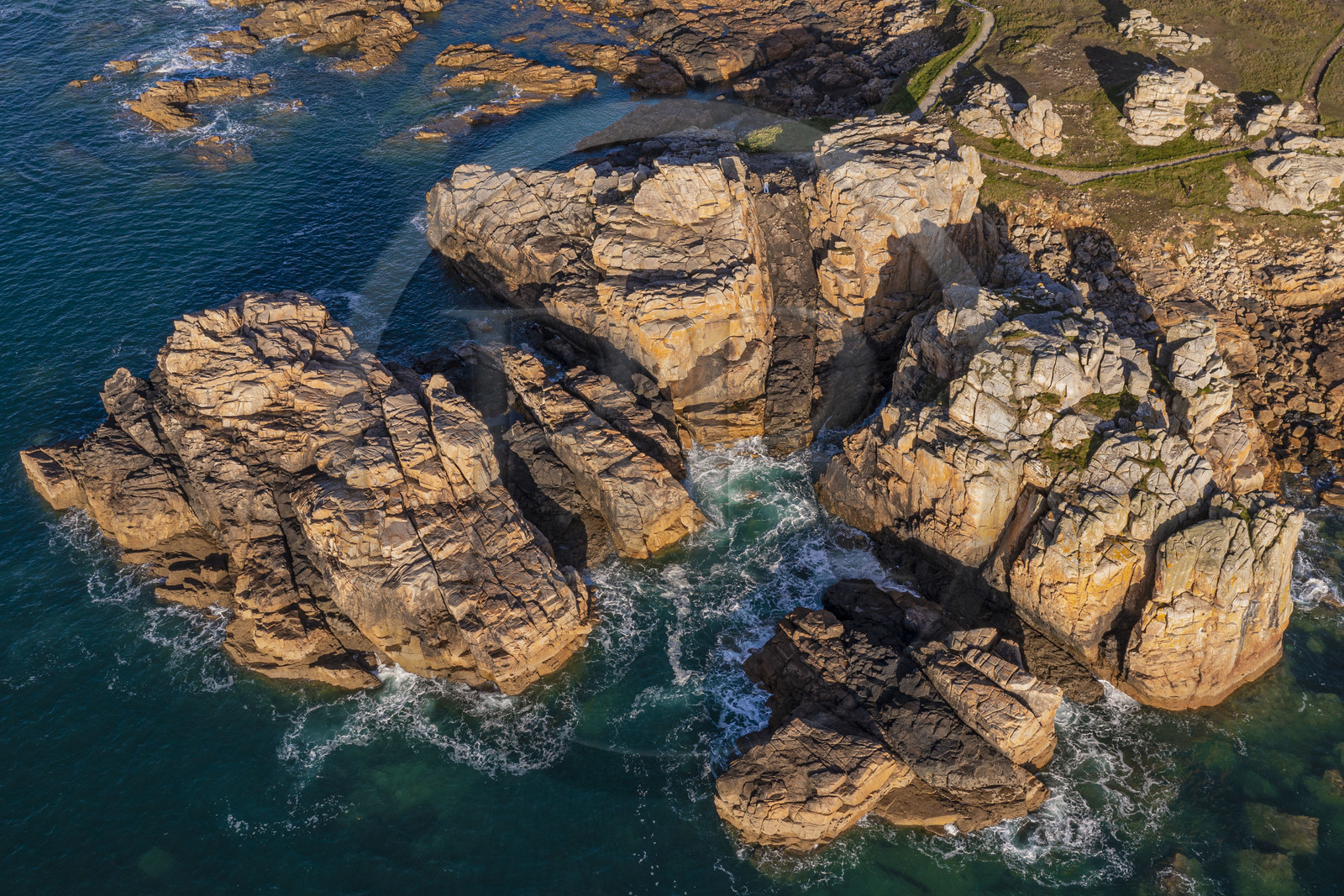 France, Côtes-d'Armor (22), Côte d'Ajoncs, Plougrescant, site du gouffre de Plougrescant sur le chemin de Grande Randonnée GR 34 (vue aérienne)