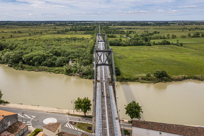 France, Charente-Maritime (17), Saintonge, Tonnay-Charente, cyclistes faisant la véloroute La Flow Vélo traversant le pont suspendu construit en 1842 au dessus de la Charente (vue aérienne)