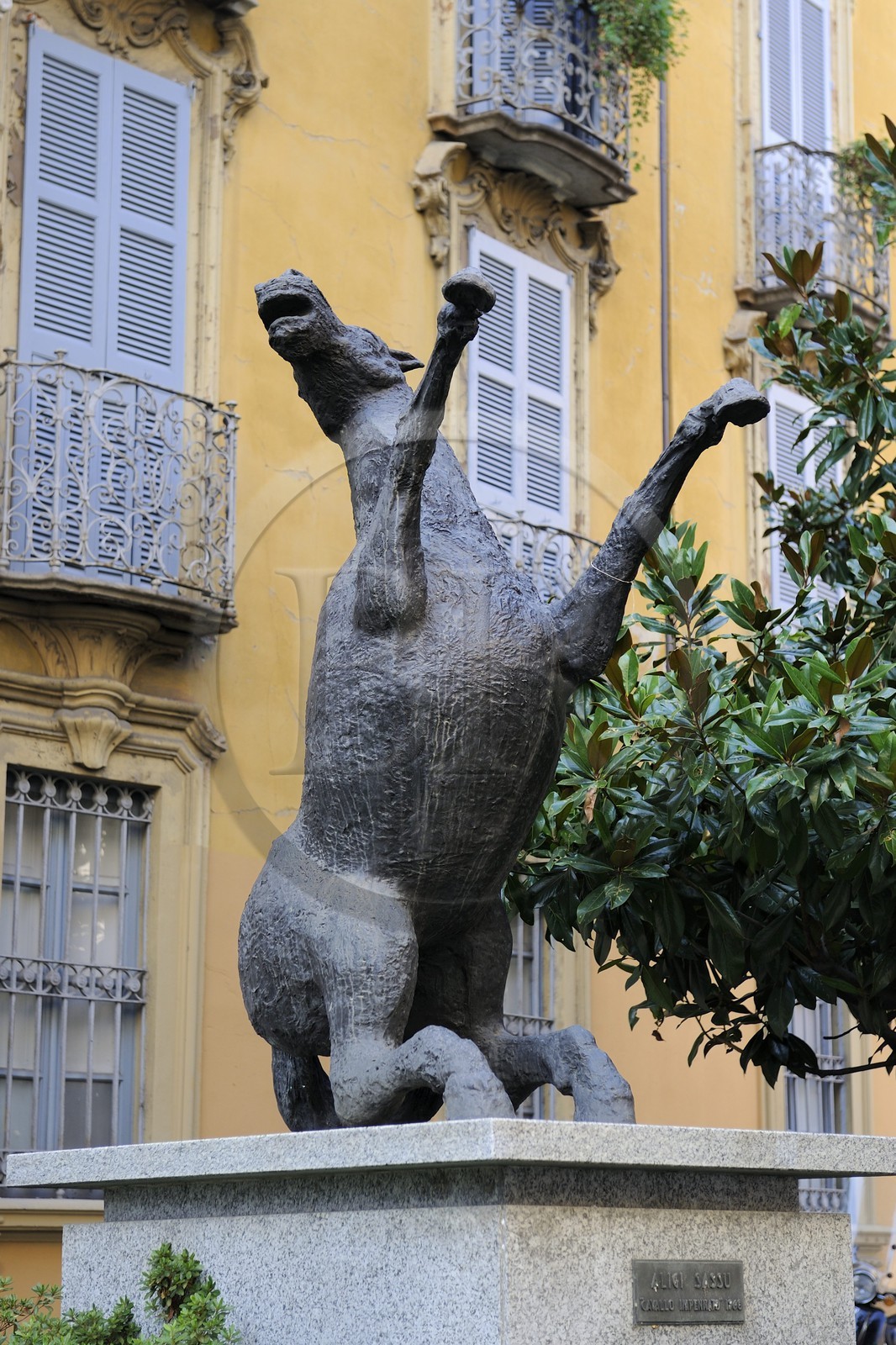Italie, Lombardie, Milan, sculpture equestre dans la via Brera de l'artiste Aligi Sassu, Cavallo Impennato (1969)