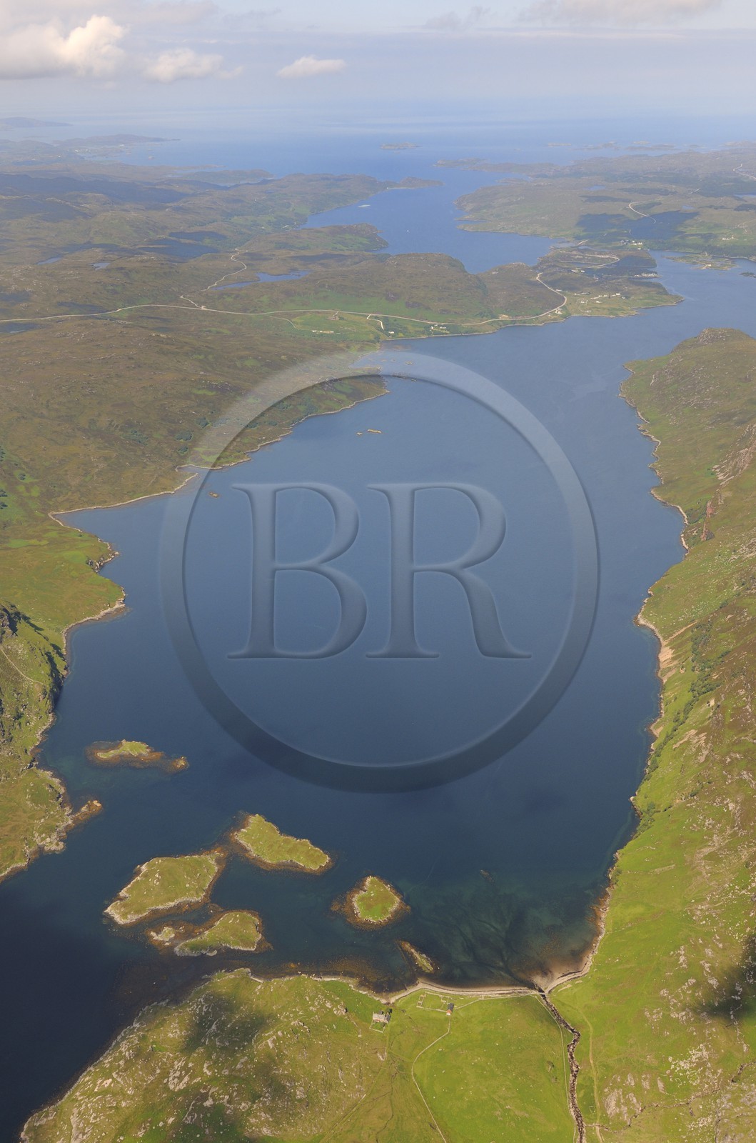 Royaume-Uni, Ecosse, Highland, Sutherland, Loch Glencoul rejoignant un passage maritime le Loch a Chairn Bhain qui relie la baie d'Eddrachillis (vue aérienne)