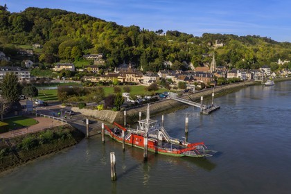 France, Seine-Maritime (76), Parc naturel régional des Boucles de la Seine normande, traversée du bac auto au village de La Bouille (vue aérienne)
