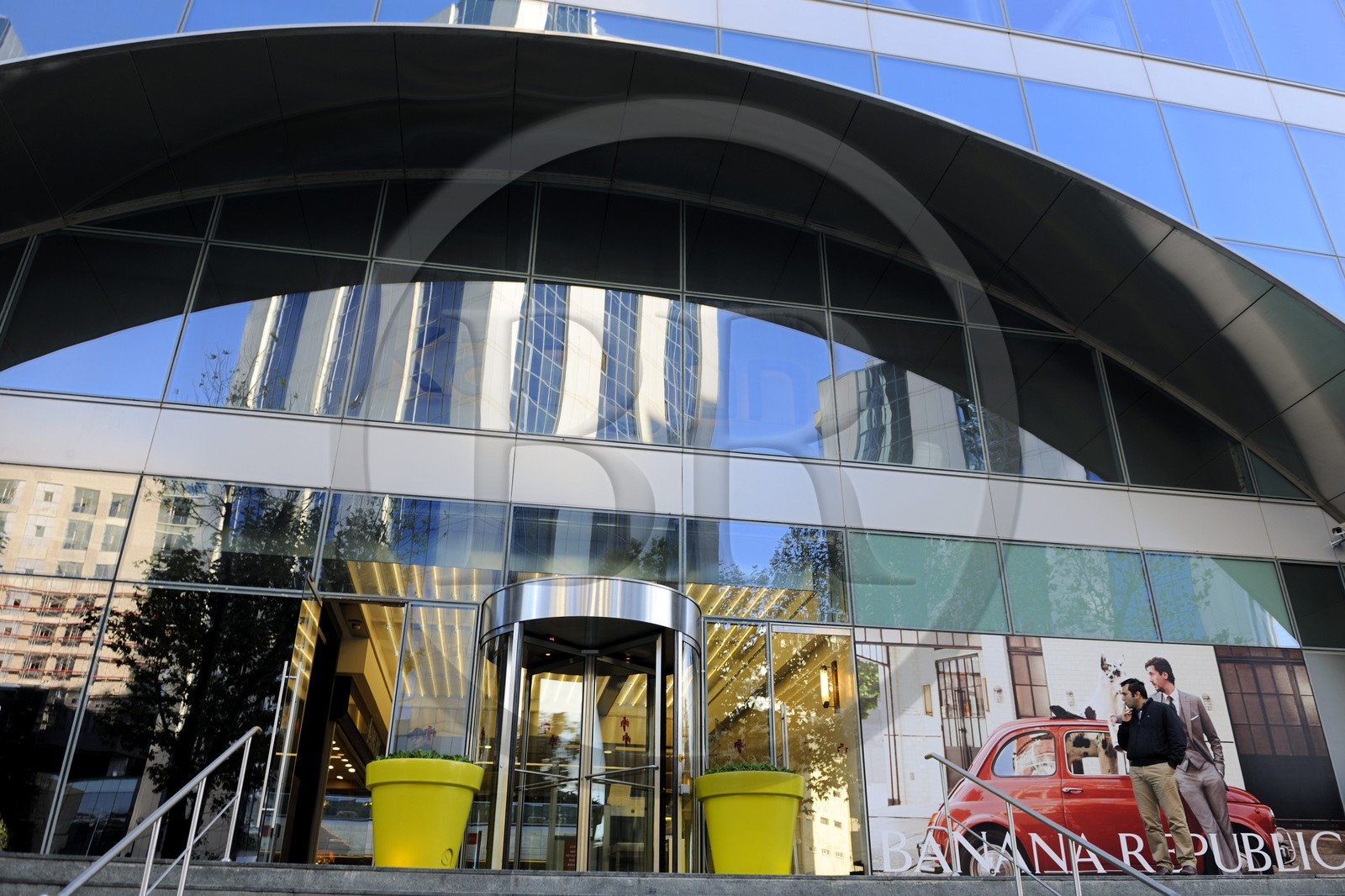 Turquie, Istanbul, le centre commercial Canyon (Kanyon Alişveriş Merkezi), une réalisation des cabinets d'architectes Jerde Partnership de Los Angeles et Tabanlioglu d'Istanbul