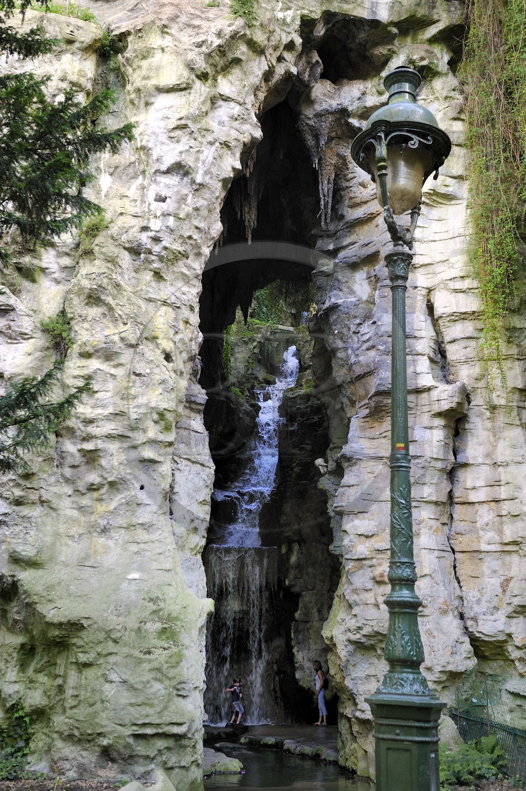 France, Paris (75), parc des Buttes Chaumont, cascade de 32 m de hauteur dans la grotte du parc