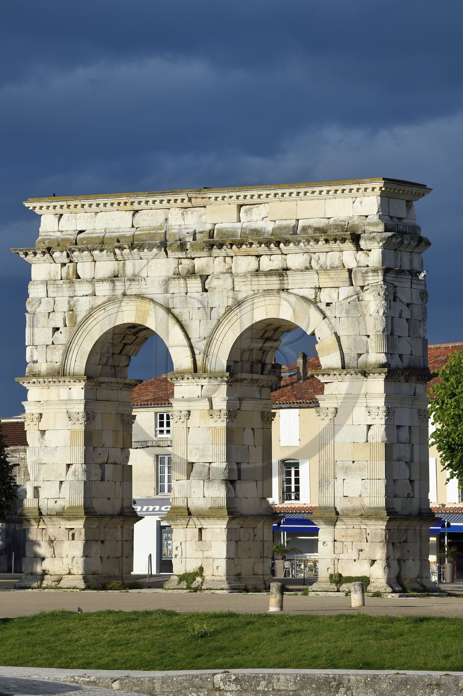 France, Charente-Maritime, Saintonge, Saintes, the arch of Germanicus is a road arch on the edge of the Charente river erected in the year 18-19 in honor of the emperor Tiberius, his son Drusus and his nephew and adopted son Germanicus