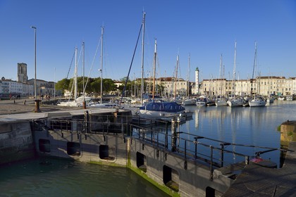 France, Charente-Maritime (17), La Rochelle, le bassin à flot du Vieux-Port et son phare