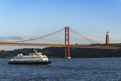 Portugal, Lisbonne, le pont du 25 de Abril sur le Tage et le  le Cristo Rei (Christ Roi)