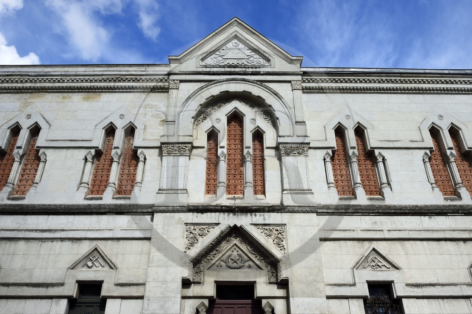 France, Dordogne (24), Périgord Blanc, Périgueux, le temple maçonnique, les sculptures représentant les emblèmes maçonniques furent détruites début 1941 sur ordre du Régime de Vichy et ne furent reconstituées qu'en 1987