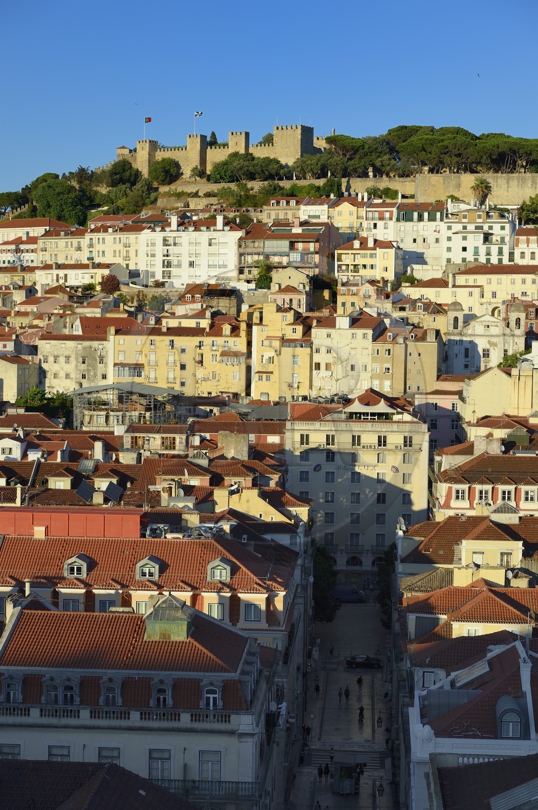 Portugal, Lisbonne, vue sur la ville depuis le elevador (ascenseur) de Santa Justa et le Castelo Sao Jorge (château Saint Georges) sur la colline de l'Alfama, la rua Santa Justa au premier plan
