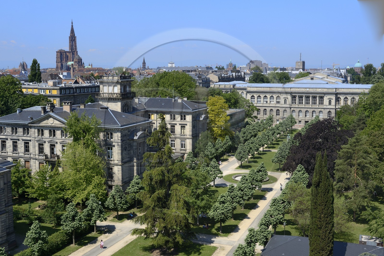 France, Bas-Rhin (67), Strasbourg, quartier de la Neustadt datant de la periode allemande, l'université et son jardin, le Palais Universitaire (1884) en arrière plan à droite