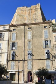 France, Corse-du-Sud (2A), Bonifacio, immeuble de la ville basse sous la citadelle