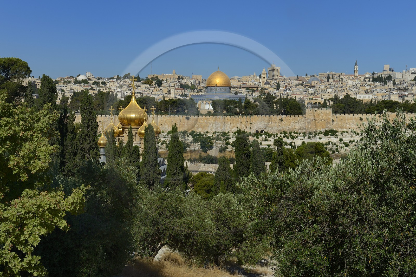 Israel, Jérusalem, ville sainte, vieille-ville classée Patrimoine Mondial de l'UNESCO, le Dôme du Rocher sur l'esplanade des Mosquées (Haram el-Sharif) et l'église orthodoxe russe Sainte-Marie-Madeleine sur les pentes du Mont des Oliviers