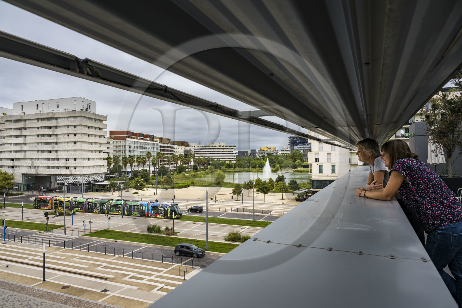 France, Hérault (34), Montpellier,  quartier de Port Marianne autour du  Bassin Jacques Coeur et l'avenue Raymond Dugrand, vue depuis dernier étage du RBC Design Center conçu par l'architecte Jean Nouvel