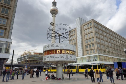 Allemagne, Berlin, quartier de Berlin-Mitte, Alexanderplatz, le Weltzeituhr (horloge universelle Urania) et la tour de la télévision