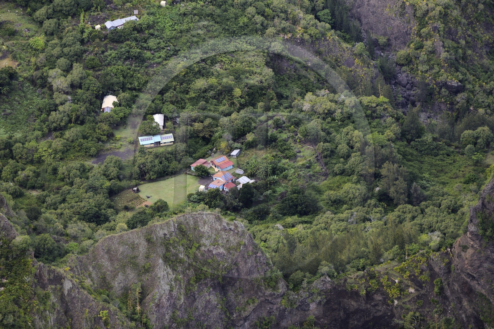 France, Ile de la Reunion, le cirque de Mafate, classé Patrimoine Mondial de l'UNESCO, petits villages isolés (Ilets) vers la Roche Plate accessibles seulement à pied ou par hélicoptère (vue aérienne)