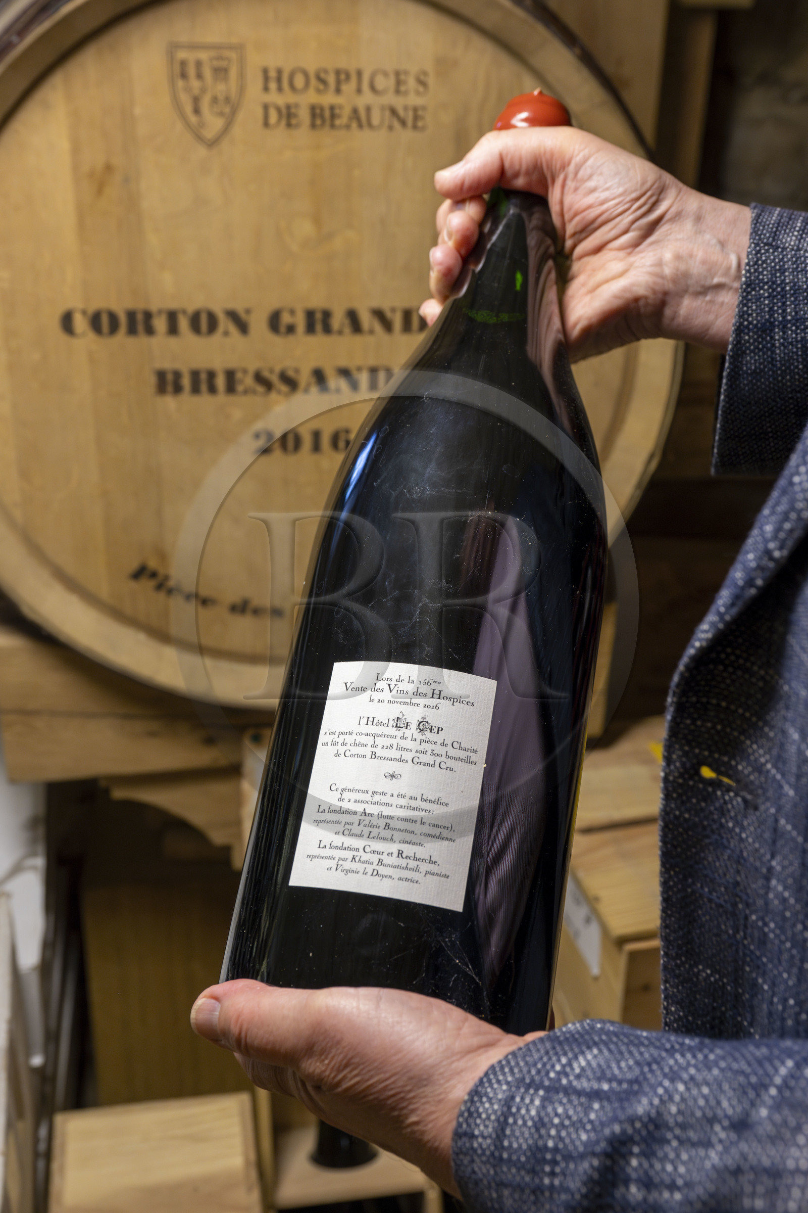 France, Côte-d'Or (21), les climats de Bourgogne classés Patrimoine Mondial de l'UNESCO, Beaune, Hotel Le Cep dans l’hôtel particulier Brunet de Monthelie du XVe et XVIe siècle, cave à vin, tonneau de Corton Grand Cru Bressandes 2016 la Pièce des Présidents acheté à la vente aux enchères des Hospices de Beaune