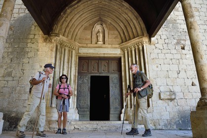 France, Alpes-de-Haute-Provence (04), Parc Naturel Régional du Verdon, Moustiers-Sainte-Marie, labellisé Les Plus Beaux Villages de France, randonneurs devant la chapelle Notre-Dame de Beauvoir