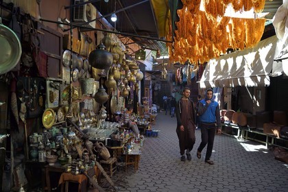 Maroc, Haut-Atlas, Marrakech, ville impériale, Médina classée Patrimoine Mondial de l'UNESCO, boutiques dans le souk des teinturiers, laine au séchage