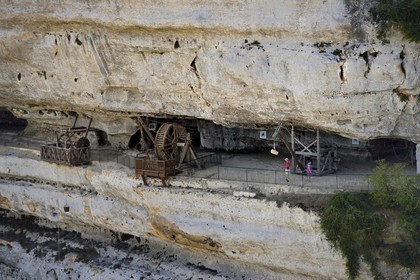 France, Dordogne (24), Périgord Noir, vallée de la Vézère, site préhistorique et grotte ornée classés Patrimoine Mondial de l'UNESCO, Peyzac-le-Moustier, falaise de La Roque-Saint-Christophe, site troglotytique datant de la Préhistoire, reconstitution de machines à lever médievales dans l'abri sous roche de la grande terrasse (vue aérienne)